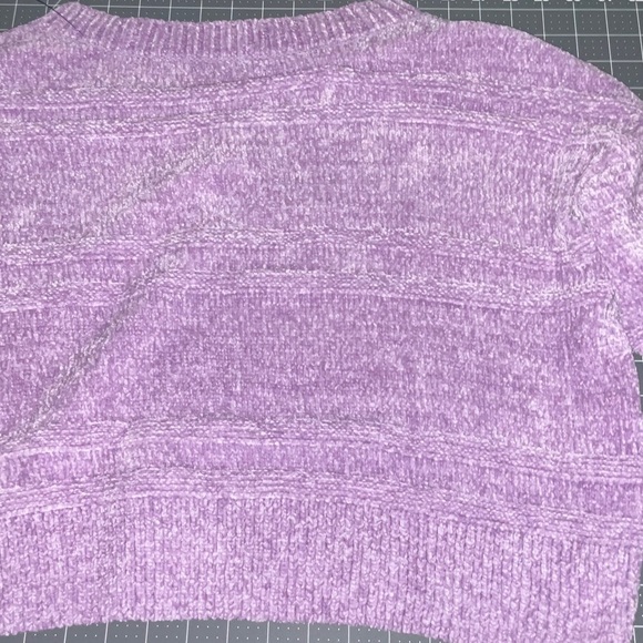 Elegant V-Neck Sweater in Soft Purple - Picture 6 of 7
